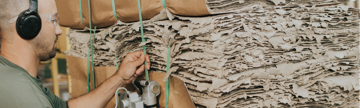 Aqui na Revita, recicladora de embalagens cartonadas (longa vida), através da reciclagem, damos vida a matéria-prima chamada Revitacel.